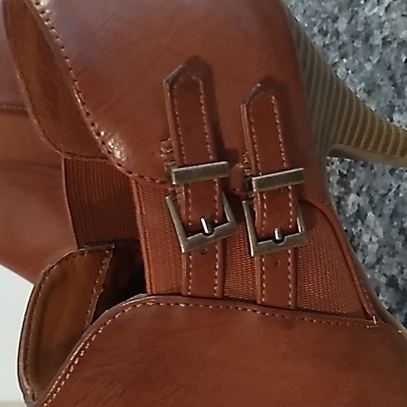 Unlisted Brown Buckled Heeled Ankle Booties. Size 7 - Picture 7 of 10
